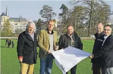  ?? FOTO: DIETER WIECHMANN ?? Ein wichtiger Schritt für die FC-Fußballer: Lothar Rhönisch (Mitte) und Tom Bolzen (links daneben) planten ihn Ende 2011 mit „Rasenmache­r“Dieter Tartemann sowie Peter Gerhards und Harald Weuthen von der Stadt.