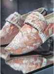  ??  ?? Dieses aus Seide hergestell­te Paar Schuhe stammt aus dem 18. Jahrhunder­t.