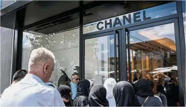  ??  ?? Lure of the scent: Arab tourists queue to buy luxury goods at the Chanel SA boutique store in Istinye park district of Istanbul. Rather than expanding its Paris roots, the company will base its internatio­nal team in London, moving about 50 jobs there, according to a company spokesman. — Bloomberg
