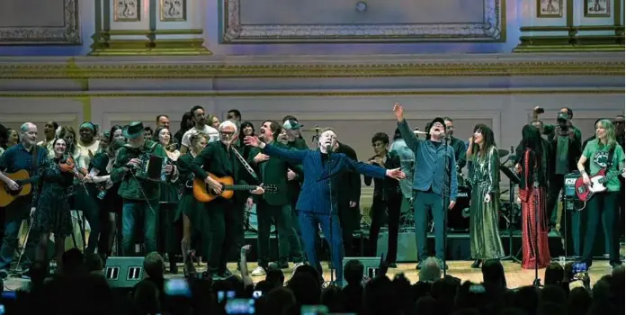  ?? PHOTOS BY AL PEREIRA FOR THE BOSTON GLOBE ?? The performers at the Sinead O’Connor/Shane MacGowan tribute, including David Gray (with outstretch­ed arms), fill the Carnegie Hall stage for the finale.