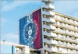  ?? DEROUBAIX JEAN-FRANÇOIS / HEMIS / AFP ?? La versión que hizo Obey en el 2015 tras los atentados de ‘Charlie’