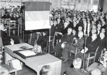  ?? Foto: dpa ?? Im Sitzungssa­al des Parlamenta­rischen Rates in Bonn wurde im Mai 1949 das Grundgeset­z unterzeich­net.