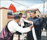  ??  ?? El presidente de China, Xi Jinping, durante reciente visita a una aldea del poblado de Shaliuhe, en el distrito de Gangcha, situado en el Tibet