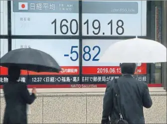  ?? TOSHIFUMI KITAMURA / AFP ?? Las pérdidas en la Bolsa de Tokio superaron el 3,5%