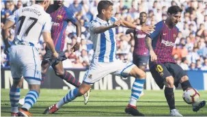  ??  ?? TRABAJO EXTRA. El defensa mexicano Héctor Moreno llega tarde en su intento por despojar del balón a Lionel Messi, en el partido de ayer entre la Real Sociedad y el Barcelona.