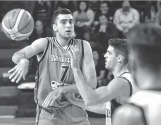  ?? EMMANUEL BRIANE-LA NUEVA. ?? Juan Pablo Vaulet, quien el jueves tuvo su primer partido como titular en Bahía Basket, va encontrand­o su forma de cara al inicio de la Liga Nacional, el próximo miércoles 29.