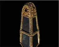  ??  ?? An elongated gold pendant also features in the exhibition