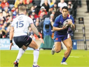  ?? Photo Midi Olympique - Patrick ?? Yoram Moefana, ici lors du dernier Tournoi des 6 Nations à Edimbourg face à l’Écosse, a tout du joueur au profil polyvalent qui plaît tant au staff de Fabien Galthié.
Vous étiez capitaine de touche en l’absence de Charles Ollivon. Qu’est-ce-que son retour change ?
Vous retrouvez l’équipe de France pour ces tests-matchs, quel est l’état d’esprit du groupe ?