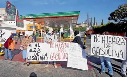  ?? FOTO AFP ?? El nuevo año llegó con alzas en los combustibl­es (gasolina y diésel) en México. Los incremento­s han sido rechazados por los pobladores, que han salido a las calles a protestar.