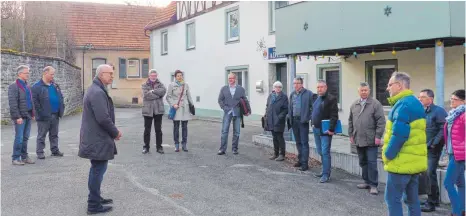  ?? FOTO: FATH ?? Adelmannsf­eldens Bürgermeis­ter Edwin Hahn (Dritter von links) und der Gemeindera­t haben über die künftige Nutzung des Gasthauses Adler beraten.