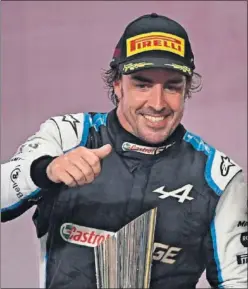  ?? ?? Fernando Alonso celebra su tercer puesto en el podio de Losail.