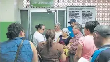  ?? FOTO: J. GONZÁLEZ. ?? HOSPITAL. Los pacientes oncológico­s llegaron ayer a la consulta externa del Rivas en búsqueda de atención.