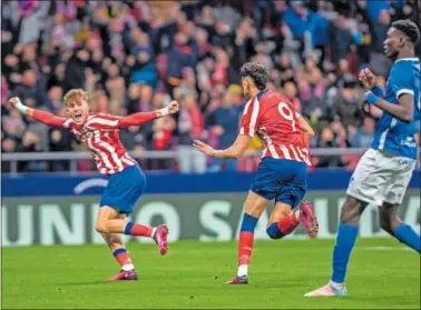  ?? ?? Adrián Niño y Abde Raihani celebran el gol del 9 para ampliar la ventaja ante el Genk.