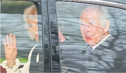 ?? AP ?? Sonrisas. El rey Carlos III y la reina consorte Camila saludan, ayer, a los súbditos británicos en Londres.