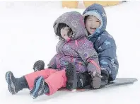  ?? NICK PROCAYLO/PNG ?? Dylan and Ella Ning enjoy playing in the snow at the Marpole-Oakridge Community Centre in Vancouver on Sunday.