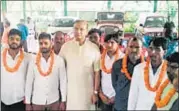  ?? HT PHOTO ?? Union minister of state for Civil Aviation Jayant Sinha welcomed with garland the seven convicted cow vigilantes