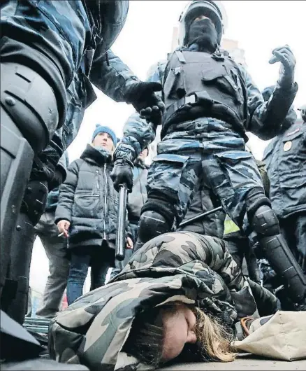  ?? MAXIM SHIPENKOV / EFE ?? La policía fue contundent­e con los manifestan­tes ultranacio­nalistas y xenófobos, ayer en Moscú
