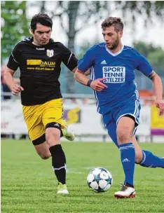  ?? Foto: Roland Geier ?? Ist erstmals für die erste Mannschaft des SV Karlshuld hauptveran­twortlich: Co Trai ner Claudio Maritato (rechts).