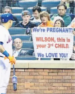  ?? @YELYESCALO­NA ?? Yely Escalona de Ramos shows her husband, Wilson, that he’s going to be a father for the third time during game on Friday.