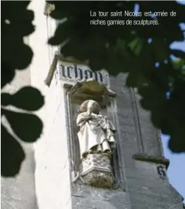  ??  ?? La tour saint Nicolas est ornée de niches garnies de sculptures.