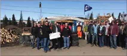  ?? Photo : Local 5795 du Syndicat des Métallos ?? Remise d’un chèque de 4 800 $ par les Métallos de Fermont aux grévistes de Labrador City le 30 avril.