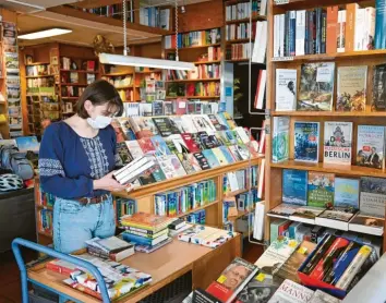 ?? Foto: Arne Dedert, dpa ?? Die Buchhandlu­ngen auch in Bayern öffnen heute wieder. Und es gibt viel Neues zu entdecken.
