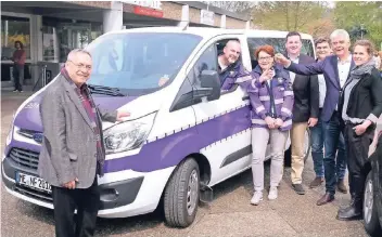  ?? FOTO: ACHIM BLAZY ?? Freude übers Fahrzeug (v. li.): Jürgen Draht, Guido Boes, Petra Czekalla , Christian Hau, Marcus Lücker, Theo Leuchten und Kathrin Beckmann.