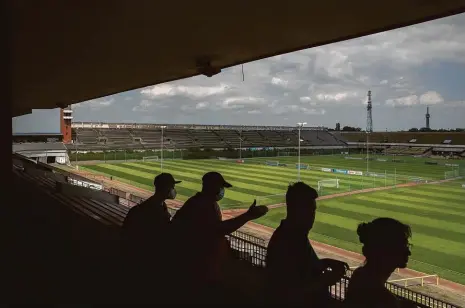  ?? Foto: Michal Sváček, MAFRA ?? Strahovský stadion S kapacitou 250 tisíc míst, z toho 56 000 pro sedící diváky, je největším stadionem na světě. Betonové tribuny jsou zapsány na seznamu kulturních památek ČR. Původní stadion s částečně nasypanými hliněnými tribunami byl otevřen roku 1926.