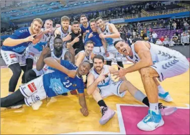  ??  ?? Los jugadores del Gipuzkoa Basket celebran el triunfo en la Copa de la Princesa, el pasado 4 de febrero.