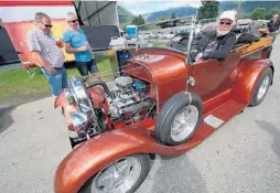  ??  ?? «TOMS TOY»: Tom Andresen (Lier) med sin 1929 A-Ford. Bilen er som bildet viser modifisert blant annet med en Chevrolet 350-motor.