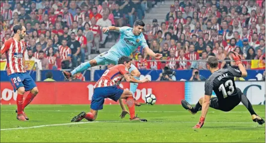  ??  ?? ATENTO. Savic va al cruce en un remate de Luis Suárez delante de Oblak, con Juanfran observando la jugada.