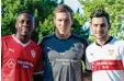  ?? Foto: dpa ?? Stuttgarts Trainer Hannes Wolf mit den Neuzugänge­n Orel Mangala (l.) und Anastasios Donis (r.).