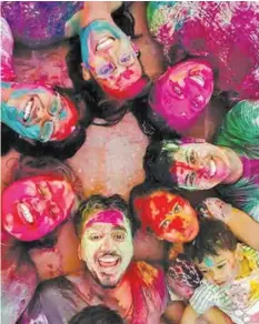  ?? PHOTO FROM SUSH SHANTHA ?? A “color exchange” is a traditiona­l part of Holi, a Hindu spring festival, which will be celebrated in Chattanoog­a for the first time on Saturday, May 4.