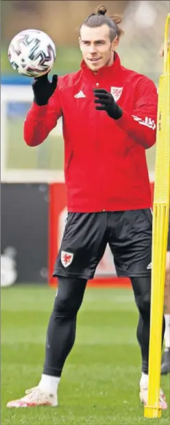  ??  ?? Bale, ayer, en el entrenamie­nto de la selección de Gales.