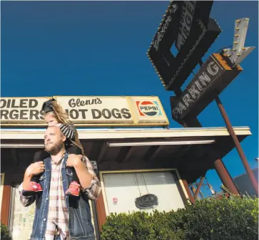  ?? Noah Berger / Special to The Chronicle ?? Ryan Farr, founder of 4505 Meats, with his daughter, Scarlett, 4, outside the future home of 4505 Burgers & BBQ in Oakland’s Laurel District.