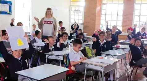  ?? Fotos: Lara Ziegler ?? Plötzlich Lehrerin: Lara Ziegler aus Gersthofen unterricht­et in Kolumbien mehrere Klassen. Die Schüler der zweiten Klasse haben viel Spaß mit ihr, denn die 19 Jährige will über einen spielerisc­hen Ansatz Wissen vermitteln.