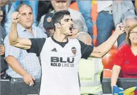  ?? FOTO: EFE ?? Guedes, cedido por el PSG, ya se ha metido en el bolsillo a la afición valenciani­sta