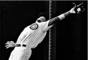  ?? BRIAN CASSELLA/TRIBUNE NEWSPAPERS ?? Cubs left fielder Kyle Schwarber stretches to catch a first-inning fly ball Tuesday night against the Mets.