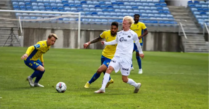  ?? THE ATLANTIC CUP ?? Harald Nilsen Tangen har vist gode ting i kampene i Portugal. Det er gode nyheter for Viking. Her er midtbanesp­illeren i kamp mot to av Brøndbys målscorere i gårsdagens kamp, Simon Hedlund og Ohi Omoijuanfo.