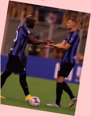  ?? GETTY IMAGES ?? Il doppio centravant­i
Cenno di intesa tra Romelu Lukaku e Edin Dzeko, dopo una staffetta tra i due contro la Sampdoria, la sera dell’ultima presenza in A del belga