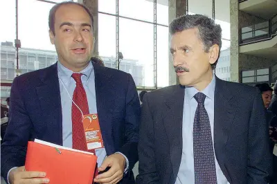  ??  ?? A sinistra
Nicola Zingaretti con Massimo D’Alema nel novembre 2001 al congresso romano dei Democratic­i di Sinistra