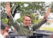  ?? FOTO: REUTERS ?? Jair Bolsonaro feiert seinen Erfolg als neuer Präsident.