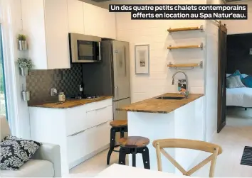  ??  ?? Un des quatre petits chalets contempora­ins offerts en location au Spa Natur’eau.