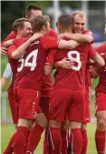  ?? FOTO: RENÉ RÖDER ?? Arnstadt jubelt. Der Oberliga-Aufstieg ist geschafft.
Bad Langensalz­a.