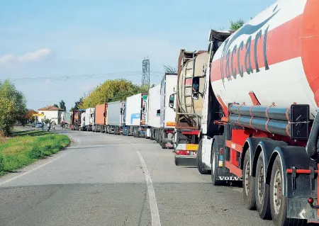  ?? In coda ?? Una lunga fila di tir vicino all’imbocco dell’A13, a Bologna: secondo la Cgia una delle città più «sotto assedio»