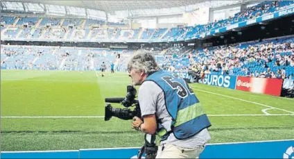  ?? FOTO: EFE ?? Un operador de cámara en el Reale Arena, estadio de la Real Sociedad