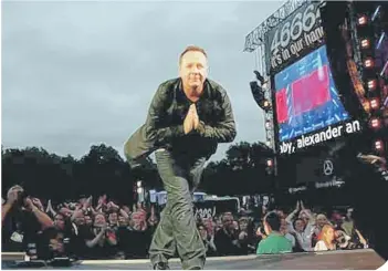  ??  ?? Frontman Jim Kerr at one of Simple Minds’ shows (photo: Gareth Davies/Getty Images)