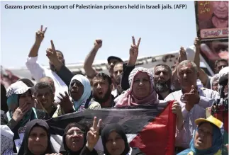  ??  ?? Gazans protest in support of Palestinia­n prisoners held in Israeli jails. (AFP)