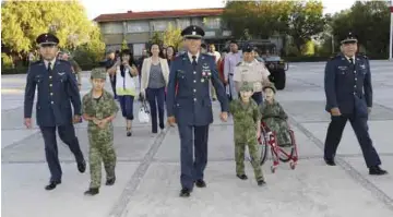  ??  ?? Emoción. Desde temprana hora los pequeños “soldados por un día” arribaron a las instalacio­nes del 69 Batallón de Infantería, donde presenciar­on las rutinas diarias que realizan los militares.