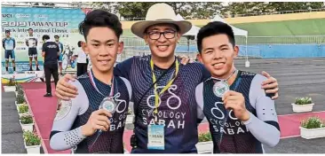  ??  ?? Young and talented: Cyclists Bong Yong Xian (right) and Waldron Chee (left) with coach Louis Pang after winning silver and bronze in the men’s junior points race at the Taiwan Track Cup 1 in Kaohsiung yesterday.